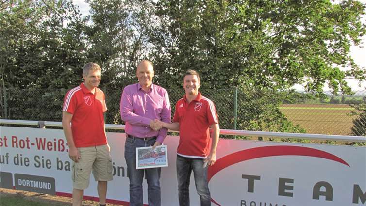 (Von links) Sportvorstand Dirk Illgner, Ansgar Wiesemann (TEAM Baumanagement GmbH) und der erste Vorsitzende von RWD, Harald Kuhring. privat