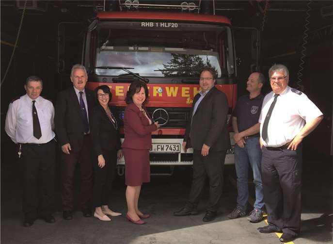 Von links: Sprecher der Jugendfeuerwehr, Josef Schwark, Bürgermeister Stefan Raetz, Vize-Landrätin Josten Schneider, Landtagsabgeordnete von Boeselager, Parteivorsitzender Baron, stellvertretender Wehrleiter Kirchhartz sowie Wehrleiter Kreuser. privat