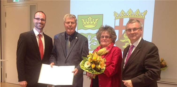 (Von links) Staatssekretär Clemens Hoch, Karl Heinz Scheuren, Dorothea Scheuren und Dr. Alexander Saftig. Hildegard Fuhrmann