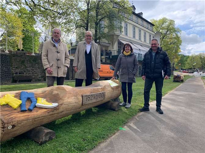 Von links: Stadtbürgermeister Dr. Hans Georg Faust, 1. Beigeordneter Helmut Muthers, Geschäftsführerin Irmgard Schröer (Naturpark Rhein-Westerwald), Bauhofleiter Guido Rings (Stadt Linz am Rhein)  Foto: Stadt Linz am Rhein (Helmut Muthers/Hasan Binakaj)