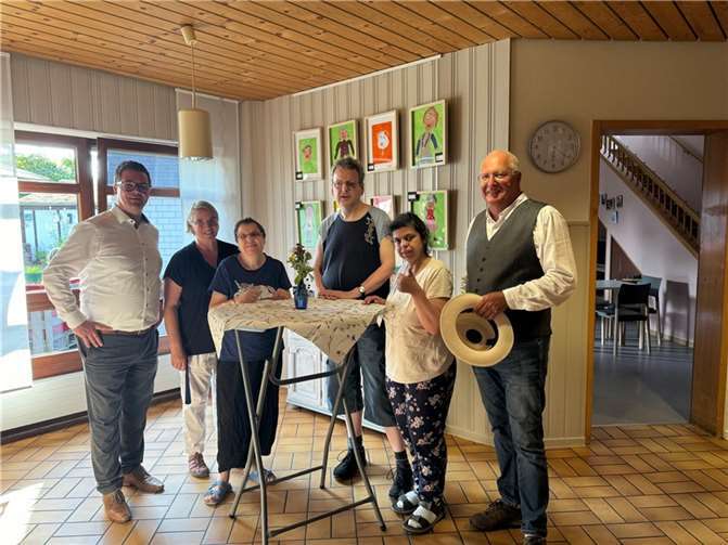 Von links: Stadtbürgermeister Neuwied Peter Jung, Dorothee Melchior (Leiterin Kunstprojekt), Gabi, Kai Mink, Fatima (Künstler) Wolfgang Schuppert (Mitglied des Vorstand Lebenshilfe Neuwied e.V.)  Foto: Lebenshilfe