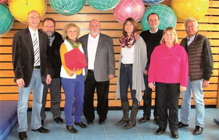 (Von links) Stadtbürgermeisterkandidat Peter Stäblein, Pastor Rüdiger Kiefer, SAC, Dr. Christa Weichert, Dieter Klöckner, MdL, Kita-Leiterin Petra Gerharz, Wolfgang Heitmann, Christa Priebe und Dr. Alfred Löhning führten Gespräche über die Zukunft der Kita Marienburg.privat