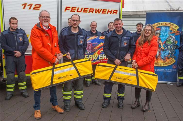 Von links: Stefan Pfeiffer, Maximilian Baier, Peter Reusch und Yvonne Pfeiffer bei der Übergabe 