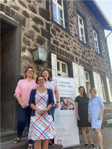 Von links: Stefanie Lange, Lidia Mycek-Galant, Verena Lellmann, Sabine Prüstel und Kerstin Dörnen-Rötering haben mit dem Elterntreff in Nickenich ein attraktives Angebot für Familien aus Nickenich und aus den Nachbardörfern geschaffen. Foto: Caritas