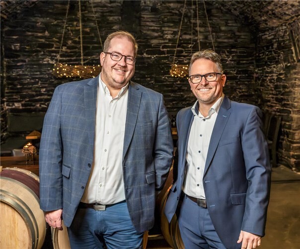 Von links: Stellv. Vorstandsvorsitzender Mirco Burkardt, Vorstandsvorsitzender Carsten Berke. Foto: Winzergenossenschaft Mayschoß-Altenahr e.G.