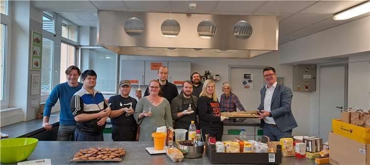 Von links: Stephan Amstad (KiJuB), Teilnehmende des Projekts Foodtrailer, Tino March und Lotte Lorenz (GFBI), Bürgermeister Peter Jung  Foto: Jürgen Gügel