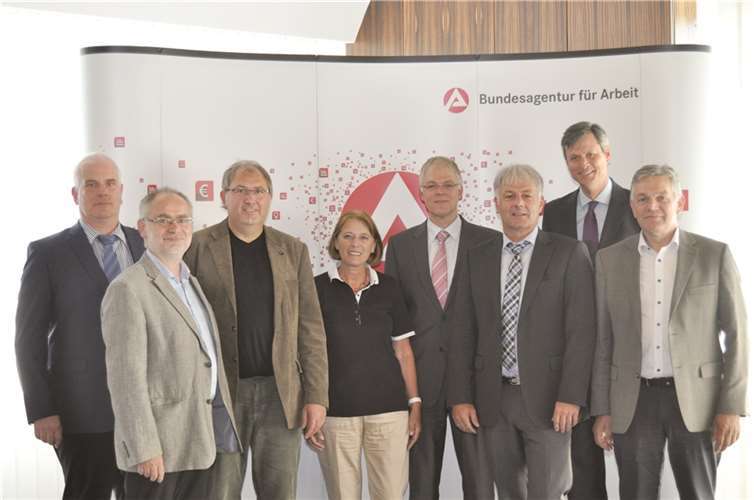 (Von links) Stephan Liermann, Rhein-Sieg-Kreis, Manfred Kusserow, Agentur für Arbeit Bonn/Rhein-Sieg, Ingo Degenhardt, DGB Region Köln/Bonn, Marita Schmickler-Herriger, Agentur für Arbeit Bonn/Rhein-Sieg, Ralf Holtkötter, Jobcenter Rhein-Sieg, Günter Schmidt-Klag, Jobcenter Bonn, Dr. Hubertus Hille, IHK Bonn/Rhein-Sieg und Alois Blum, Kreishandwerkerschaft Bonn/Rhein-Sieg. AA Bonn