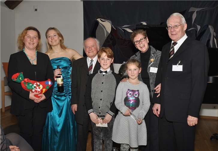 Von links: Swetlana Travnikowa - Klavier, Melanie Klöckner – Sopran, Moderator und Pianist Ernst Matthias Schmitz, Alexander und Eleonore mit Karin Ostermann und Dr. Eberhard Schulte Wissermann von den Förderern Mutter-Beethoven-Haus.Privat