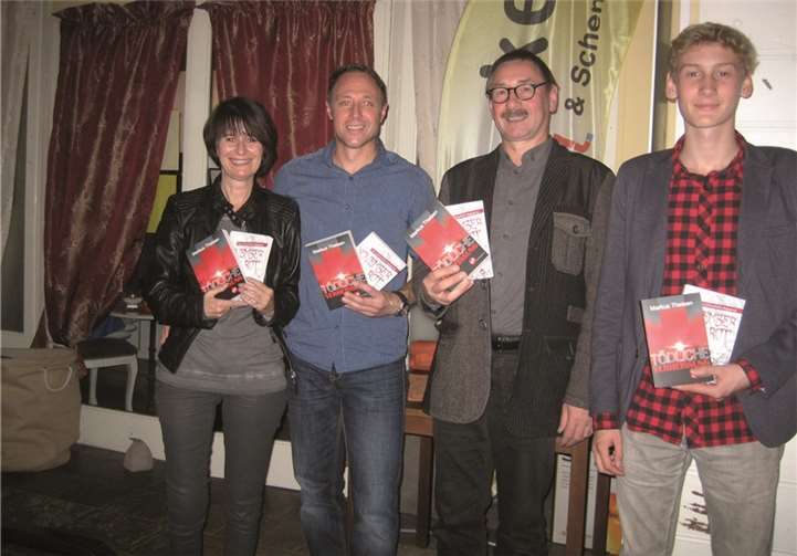 (Von links) Sylvia und Markus Theisen sowie Olaf und Noah Waldecker mit den Werken „Novemberrot“ und „Tödliche Verheißung“. privat