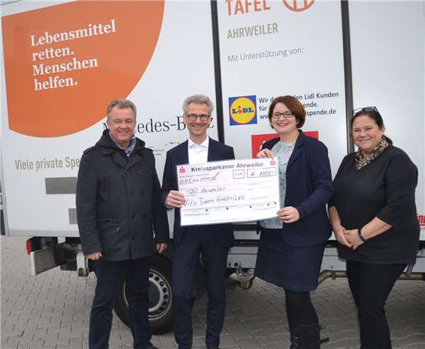 Von links: Tafelfahrer Horst Frings, Dr. Michael Büchner, Caritas-Mitarbeiterin Christiane Böttcher und Carmen Pörzgen bei der Spendenübergabe vor dem Tafelfahrzeug in Ahrweiler. E. T. Müller