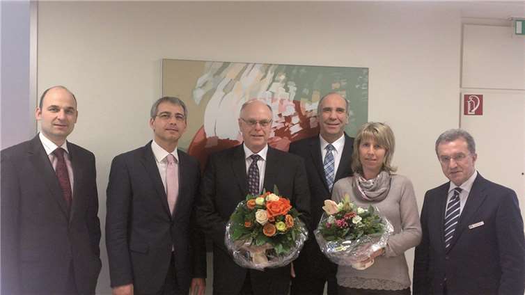 (Von links) Teamleiter Christof Bürger, Vorstand Sascha Monschauer, Jubilar Werner Dieler, Betriebsratsvorsitzender Hermann Martini, Jubilarin Birgit Brückner und Regionalmarktdirektor Peter Schäfer bei der Ehrung.privat