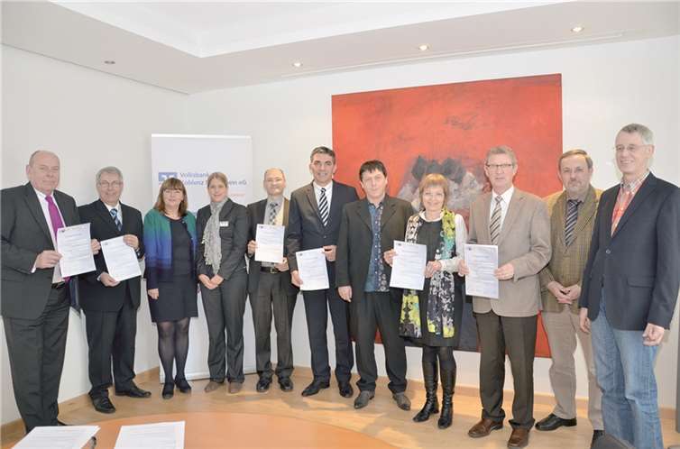 (Von links) Theodor Winkelmann, VBKM, Klemens Breitenbach, Schulleiter Eichendorff-Gymnasium, Brigitte Balzer-Engel, Eichendorff-Gymnasium, Nadine Giejlo, IHK Koblenz, Michael Hessel, VBKM, Walter Müller, VBKM, Volker Kahn, Dr. Zimmermannsche Wirtschaftsschule, Corinna Gahl-Haupt, Dr. Zimmermannsche Wirtschaftsschule, Dieter Lehmann, Rhein-Gymnasium Sinzig, Siegbert Pinger, Arbeitskreis SchuleWirtschaft und Manfred Sturm, Rhein-Gymnasium Sinzig bei der Urkundenunterzeichnung in feierlichem Rahmen.privat