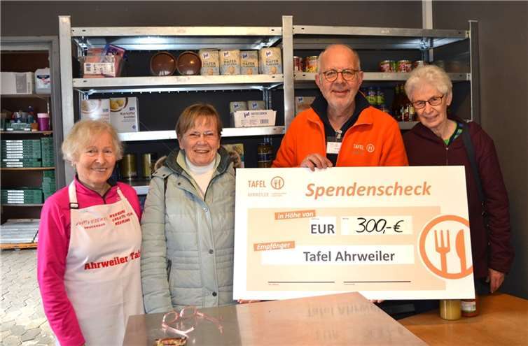 (Von links) Therese Klotzsch, Marlies Fickler, Ralf Eggert und Hannelore Nowotny bei der Spendenübergabe in der Tafel-Ausgabestelle Sinzig.  Foto:E.T. Müller