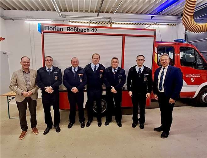 Von links: Thomas Boden (OB), Peter Schäfer (Wehrleitung), Robert Gries (scheidender stellv. Wehrführer), Martin Krumscheid (stellv. Wehrführer), Thorsten Wagner (Wehrführer) und Hans-Werner Breithausen (VGBM)  Foto: LZ Roßbach/Wied