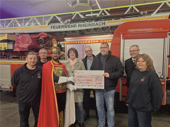 Von links: Thomas Gundlach, Löschzugführer und Orga-Chef, Rainer Girkens, Sankt Martin Jürgen Esser , Sozialfondsvorsitzende Martina Koch, Mitglieder des Sozialfonds Dr. Georg Wilmers und Arne Ritter, von der Feuerwehr Hubert Klein und Regina Esser. Foto: privat