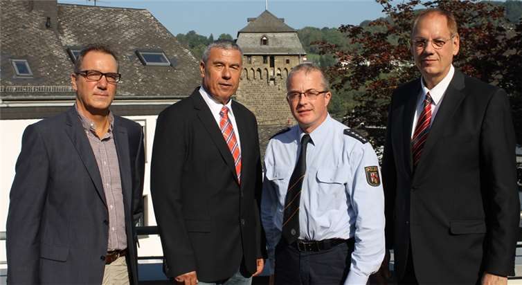 Von links: Thomas Hecking (Vorsitzender des örtlichen Personalrates), Erster Kriminalhauptkommissar Lothar Regolinski (Leiter der PI Linz), Polizeihauptkommissar Heinrich Klar (Stellvertretender Leiter der PI Linz) und Herrn Kriminaldirektor Gregor Gerhardt (Leiter der Polizeidirektion Neuwied) Foto: Privat