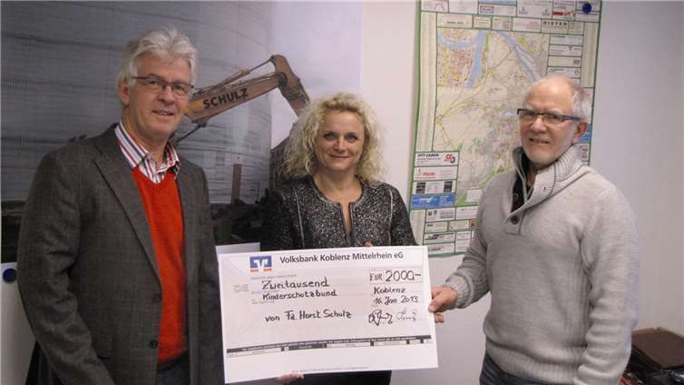 Von links: Thomas Schulz, Geschäftsführer Horst Schulz Bauunternehmung; Isabell Schulte-Wissermann, 1. Vorsitzende des Kinderschutzbundes Koblenz und Wolfgang Schulz, Geschäftsführer Horst Schulz Bauunternehmung.Privat