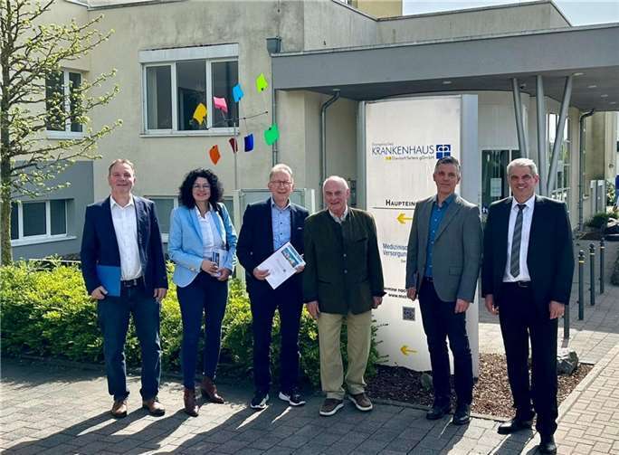 Von links: Thomas Vis (Stadtbürgermeister Dierdorf), Heike Resch (Stadtbürgermeister-Kandidatin Dierdorf), MdB Erwin Rüddel, Rolf-Peter Leonhardt (KHDS-Verwaltungsratsvorsitzender), Jörg Geenen (stv. KHDS-Geschäftsführer) und Guido Wernert (KHDS-Geschäftsführer.  Foto: Ann-Katrin Ohrem