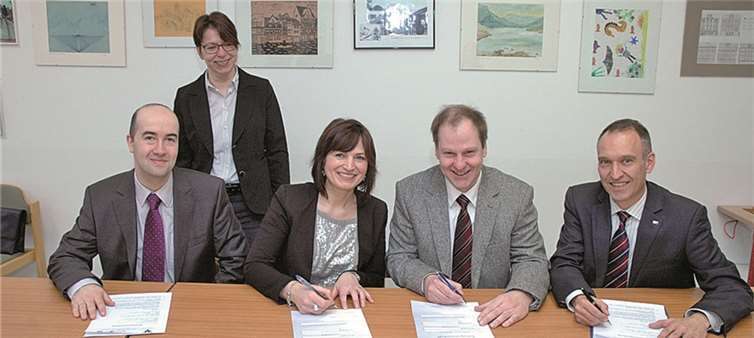 (Von links) Tino Hackenbruch - Arbeitskreis Schulewirtschaft Ahrweiler, Eva Engelmann - Berufswahlkoordinatorin Realschule plus, Monika Schüller-Diewald - Schulleiterin, Geschäftsführer Josef Emmerich Pumpenfabrik - Reiner Arenz, IHK-Regionalgeschäftsführer - Dr. Bernd Greulich. UM
