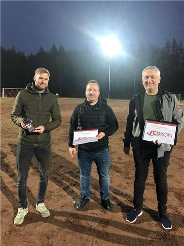 Sanierung der Flutlichtanlage auf LED Von links: Tobias Kuch (FSV Ebernhahn), Moritz Steul (LEDKON) und Thomas Schenkelberg (Ortsbürgermeister Ebernhahn). Foto: privat