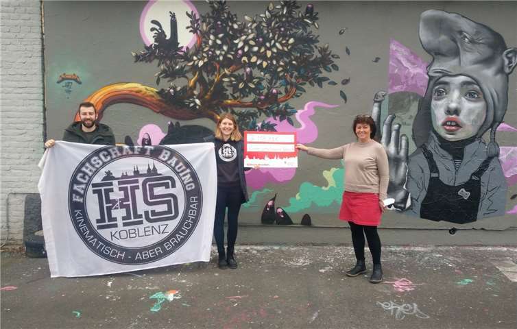 Von links: Tobias Löhr und Gina Stratman von der Fachschaft Bauingenieurwesen der Hochschule Koblenz überreichten die Spende an Anke Jorzig vom Koblenzer Kinderschutzbund.Foto: privat