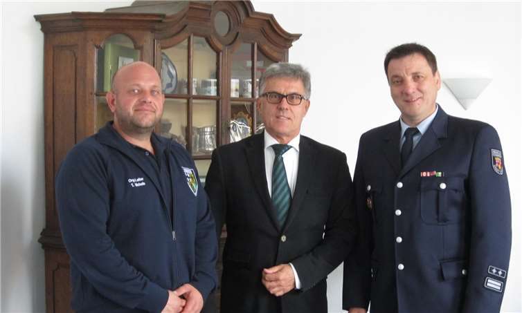 Von links: Tobias Michels vom DRK, Bürgermeister Wolfgang Kroeger und Stadtwehrleiter Andreas Braun. privat