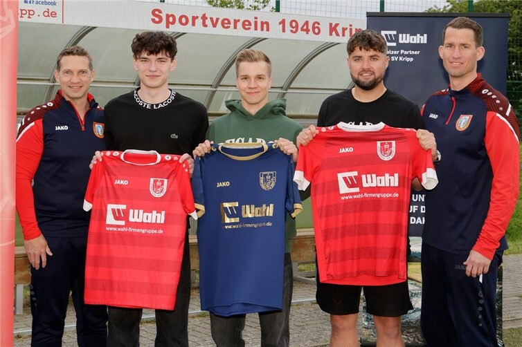 Von links: Trainer Michael Ueberbach, die Neuzugänge Cristiano Schulze, Jannik Lapo und Tobias Hebling sowie Co-Trainer Nils Meyer.
