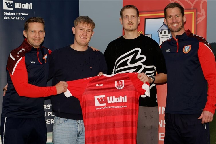 Von links: Trainer Michael Ueberbach, die Neuzugänge Noah Pollak und David Boden, Co-Trainer Nils Meyer.