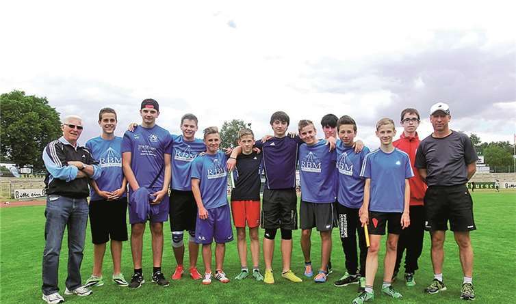 (Von links) Trainer Peter Reif, Nico Zirvas, Valon Rexhaj, Alexander Fischer, Nico Roth, Marius Appel, Stephan Weber, Pascal Fahrländer, Janosch Weiß, Dennis Kienitz, Fabian Appel, Daniel Lepp und Realschullehrer Harald Reif. Es fehlt Trainer Jupp Baulig. privat