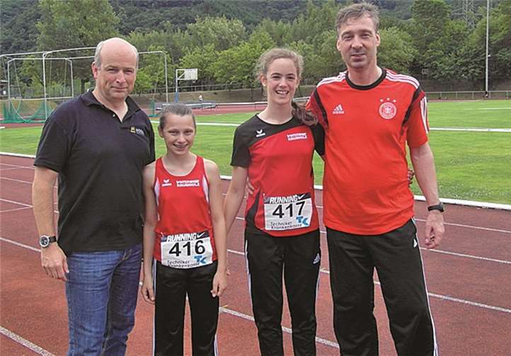 (Von links) Trainer Stefan Kölsch, Carla Uhrmacher, Hannah Kray und Trainer Peter Kray. privat