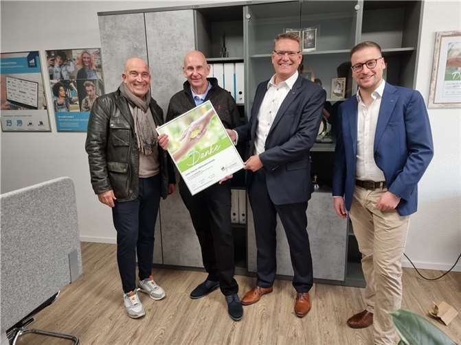 Von links: Uli Scheele, Wolfgang Schröck, Frank Burow und Richard Gies sagen „Danke“ für alle Gelder, die bei der Wiedereröffnung der OVB-Beratungsstelle dem Hospiz gespendet wurden. Foto: privat