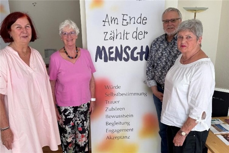 Von links: Ulrike Dobrowolny, Vorstandsvorsitzende Hospiz-Verein; Hilla Richarz, Beisitzerin EifelArt; Wolfgang Freier, Schatzmeister EifelArt; Dietlind Greifenhagen, Vorsitzende EifelArt