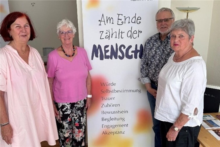 Von links: Ulrike Dobrowolny, Vorstandsvorsitzende Hospiz-Verein; Hilla Richarz, Beisitzerin EifelArt; Wolfgang Freier, Schatzmeister EifelArt; Dietlind Greifenhagen, Vorsitzende EifelArt.