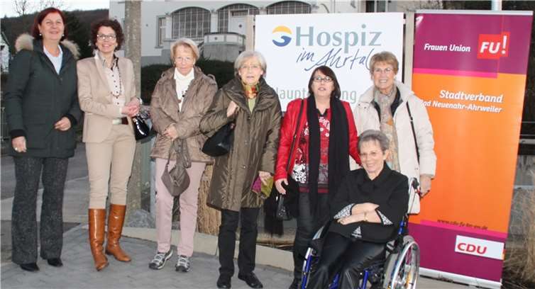 (Von links) Ulrike Dobrowolny und Heike Krämer-Resch vor dem Hospiz im Ahrtal.