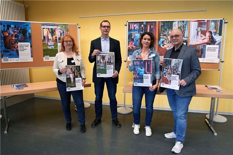 (Von links:) Ulrike Proft vom Caritasverband Rhein-Wied-Sieg, die beiden Netzwerkkoordinatoren der Stadt, Jan Becker und Franziska Klein, sowie Prof. Dr. Michael Klein beschäftigten sich nicht nur intensiv mit dem Thema der Fachtagung, sondern präsentierten auch die Plakate, die bald über das Thema in Neuwied informieren.  Foto: Stadt Neuwied/Nadine Schöneberg