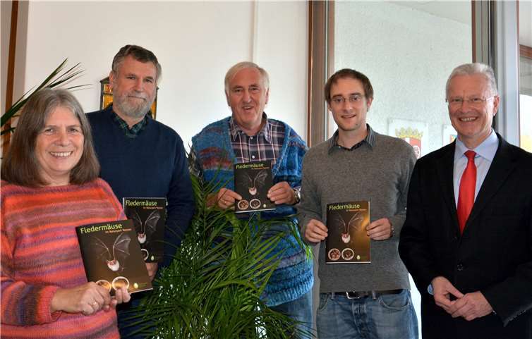 Von links: Ursula Braun, Rolf Klenk, Manfred Braun, Naturpark-Geschäftsführer Stefan Eschenauer und der stellvertretende Vorsitzende des Zweckverbands Naturpark Nassau, Landrat Frank Puchtler, stellten die Broschüre „Fledermäuse im Naturpark Nassau“ jetzt vor. Uwe Rindsfüßer