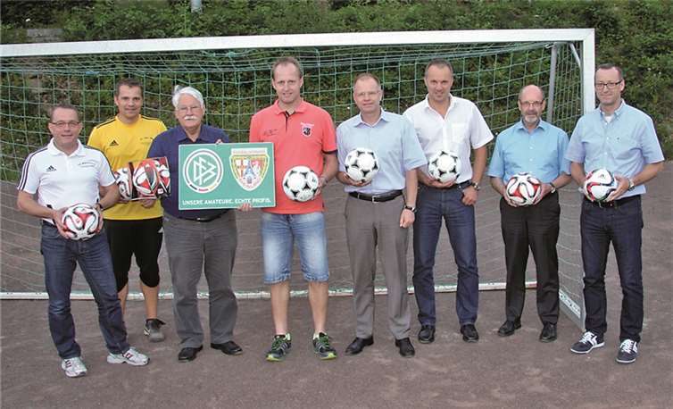 Von links Uwe Genn, 1.Kassierer FV Weh; Ralf Durben, Jugendleiter FV Wehr; Walter Desch,(Präsident FV Rheinland; Hardy Scharrenbach, Geschäftsführer FV Wehr; Wolfgang Möbius, Abtl. Qualifizierung DFB; Armin Bertsch, Geschäftsführer FV Rheinland; Walter Merten, Kreisvorsitzender Rhein/Ahr; Horst Durben, 2. Kassierer FV Wehr.privat