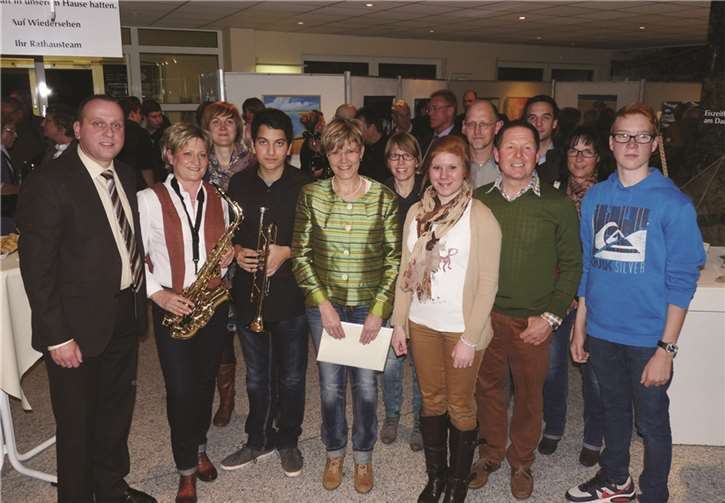 Von links: VG-Bürgermeister Johannes Bell, Ute Praml und Sohn Micho, dahinter Sarah Radermacher (VG Brohltal) sowie die Künstlerin Elisabeth Hilger und ihre Familie (Tochter Saskia, Ehemann Walter und Sohn Johannes sowie ihre Geschwister). FRE