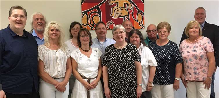 Von links: VdK-Kreisvorsitzender Heinz-Wilhelm Schaumann, Hans-Ernst Pollig, Gabriele Weiler, Lydia Schmalenstrot, Renate Kurth, Alois Heinzgen, Rosemarie Schmitt, Herbert Schröder, Helga Pollig, Heinz-Dieter Dilgen, Ilse Fuchs, Brunhilde Eggers, Ortsbürgermeister Walter Schneider. Foto: VdK AW