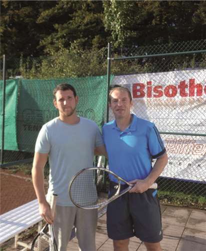 Von links: Vereinsmeister Peter Porz und Finalgegner Peter Auer TCNU
