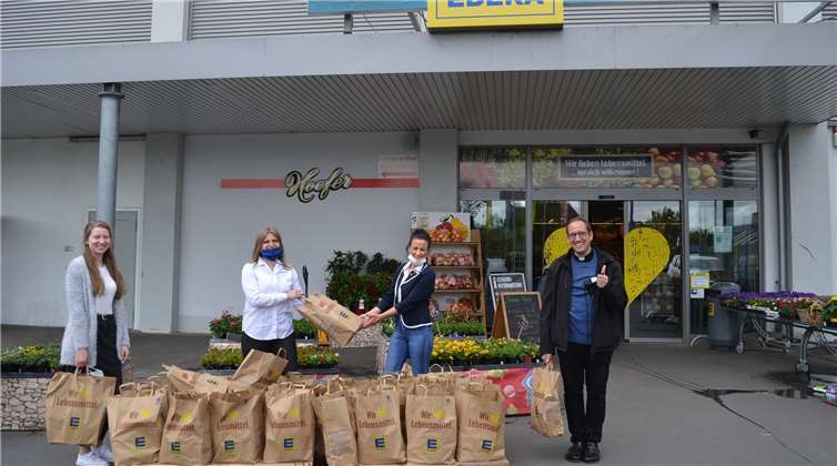 (Von links) Viana Stobb, Janina Parsch, Simone Haubrichs, und Diakon Andreas Schlösser bedanken sich herzlich bei den Plaidter Edeka-Kunden für ihre Spendenbereitschaft. Foto: E. T. Müller