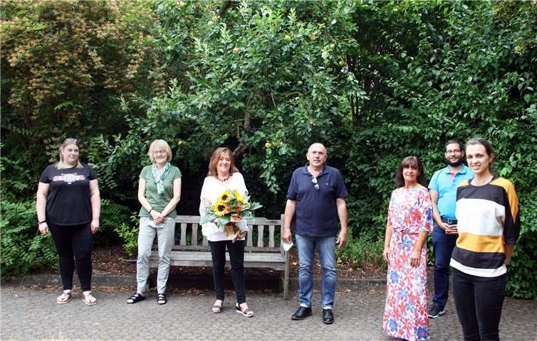 Von links: Victoria Seelig Erzieherin im Anerkennungsjahr, Margit Dommermuth (Erzieherin). Jubilarin Petra Winninger (Kita-Leiterin), Ortsbürgermeiser Rainer Hilger, Ute Dernbach-Brötz (VG Mendig), dahinter: Stefan Frey (VG Mendig) und Erzieherin Marianne Schmidt. Foto: privat