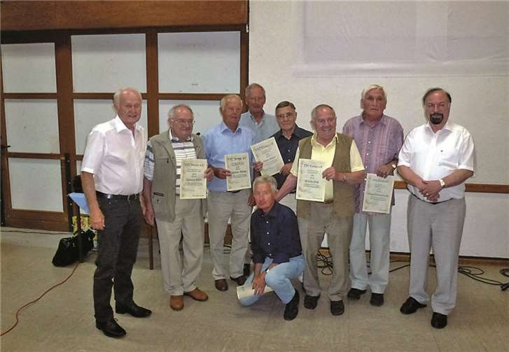 Von links: Vorsitzender Horst Peine, Günter Dott, Günter Peine, Peter Daberkow, Uli Daberkow (kniend), Eugen Winter, Erwin Dott, Klaus Zimmermann und Ehrenvorsitzender Dr. Ingo Stierle.privat