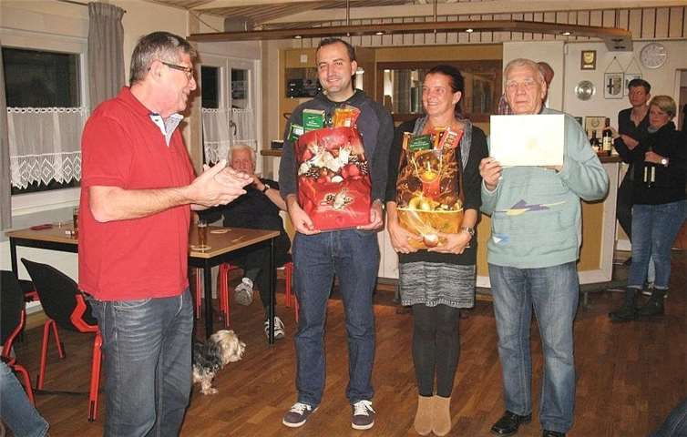 Von links: Vorsitzender der Jugendgruppe Hans-Mich Schugt, zweiter Sieger Christian Breuer, drittplatzierte Anja Großer und Turniersieger Willi Schier. privat