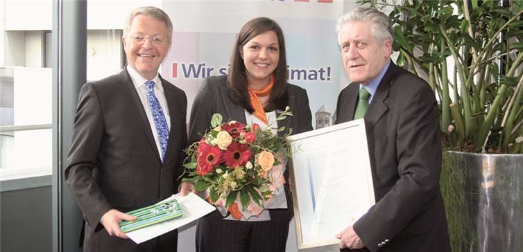 (Von links) Vorstandsvorsitzender Elmar Schmitz, Herbert-Rütten-Preisträgerin Mona Leeser und der ehemalige und langjährige Aufsichtsratsvorsitzende Herbert Rütten bei der Preisverleihung.privat