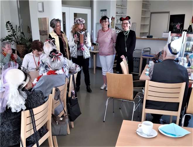Von links: Während Helga Lux beim Service mithalf, sorgten Alraune Vanselow, Ingrid Neubusch und Ute Remshagen auch für die närrischen Höhepunkte. Foto: Christa Gies