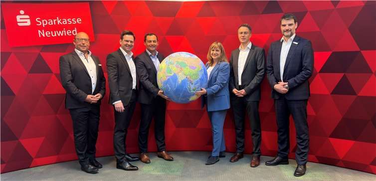 Von links: Walter Berger (Abteilungsdirektor Electronic Banking), Marc Sinkewitz (Vorstandsmitglied), Toni Dimitrievski (stv. Vorstandsmitglied), Stephanie Giezek (Vertriebsleiterin S-International Mittelhessen), Thorsten Falk (Auslandsfachberater S-International Mittelhessen), Andreas Moritz (Abteilungsleiter Kreditservice)  Foto: Luisa Erkan