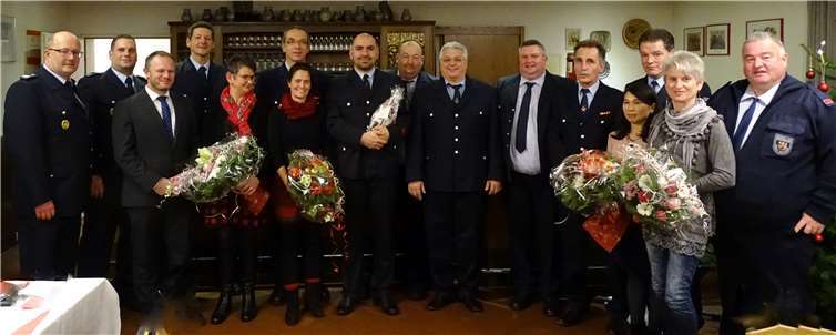 Von links: Wehr- und Amtsleiter Wilfried Hausmann, stell. Wehrleiter Kai Jost, Oberbürgermeister Jan Einig und Löschzugführer Bernd Essing mit den Jubilaren und Geehrten des Löschzuges Heimbach-Weis. Privat