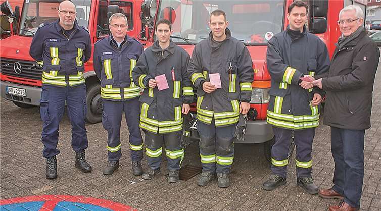 Von links: Wehrleiter Dirk Kuhl, Ausbilder Jochen Schwanbeck, Christopher Lütsch, Kai-Maximilian Becker, Eduard Krebil, Bürgermeister Volker Mendel.WT