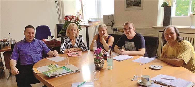 Von links: Werner Junker, Leiter der Abteilung „Sonstige Sozialleistungen“; Frau Bürgermeisterin Marie-Theres Hammes-Rosenstein; Sylvie Enger, Mitglied der GRÜNEN Ratsfraktion; Benjamin Buddendiek, Vorstandssprecher von Bündnis 90/Die Grünen in Koblenz; Werner Huffer-Kilian, Pastoralreferent, Beauftragter für Flüchtlingsarbeit im Dekanat Maifeld-Untermosel.Bündnis 90/Die Grünen